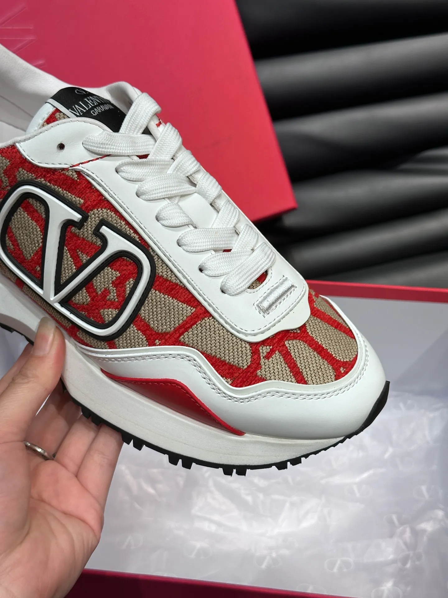 P540💰 Product trademark: VALENTINO "Valentino" Regular size: 38-44 [45 customized] Product materials: Warren men's casual sports shoes, made of multi-material splicing, calf leather stitched with suede cowhide, fabric mesh upper, fabric tongue decorated with brand badge, rubber rivet decorative details on the heel, rivet rubber outsole, non-slip, wear-resistant and shock-absorbing, pure cotton inner foot pad, comfortable and breathable, comes with original box packaging bag!